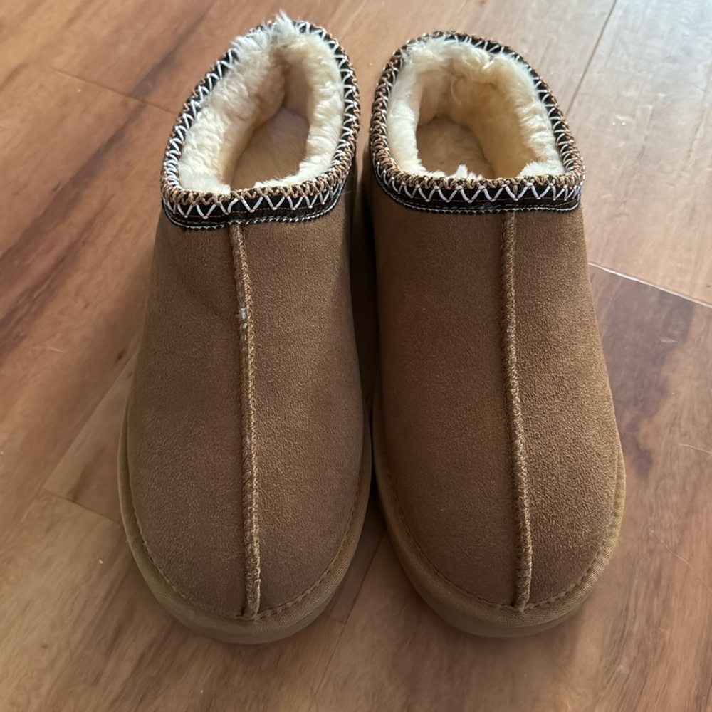 Size 9 Ugg boot dupes. Brand new. Never worn.
